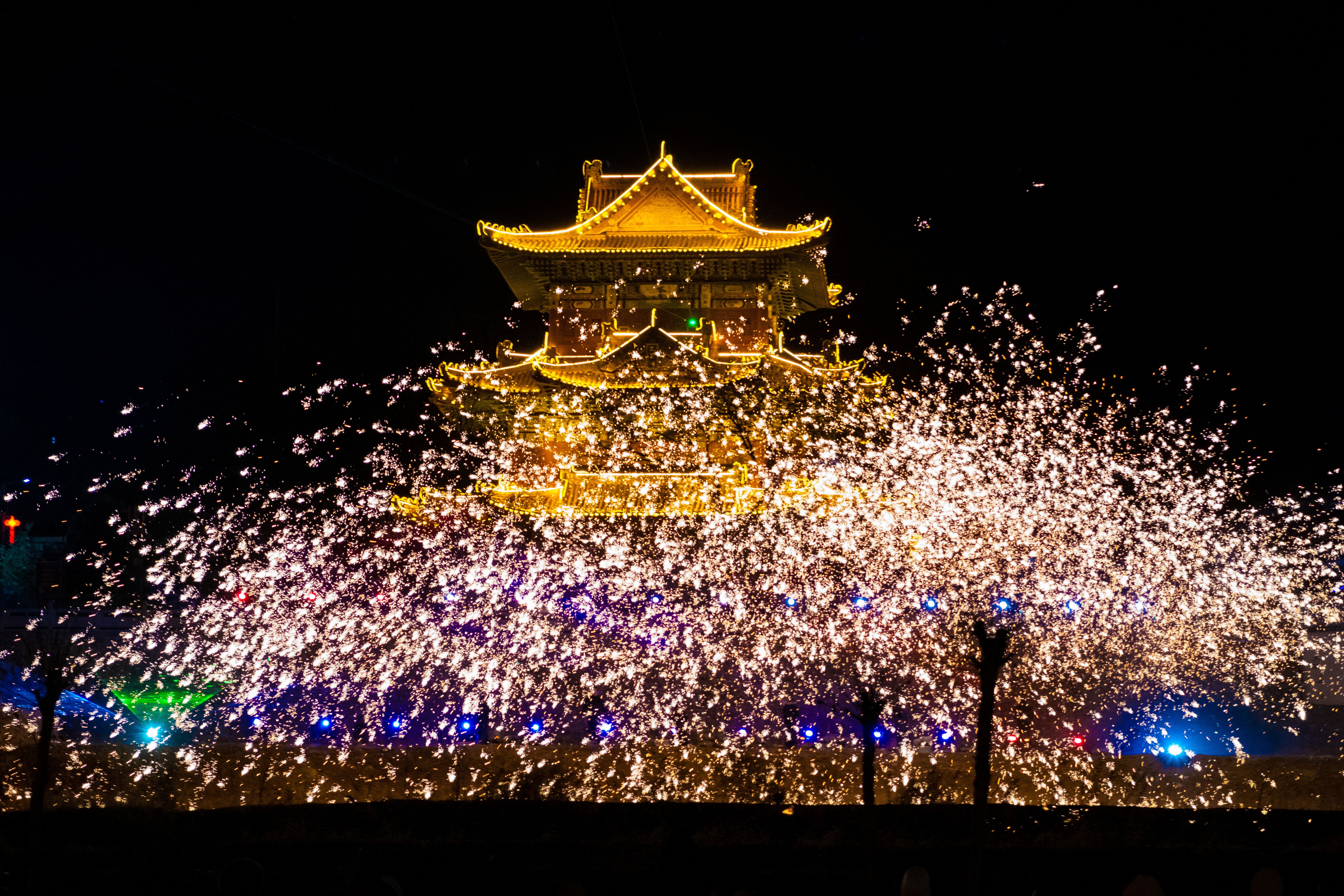 《打铁花》打铁花是一种中国传统民间艺术表演形式，通过将铁水抛向空中，击打成千上万的火花，形成壮观的火树银花。