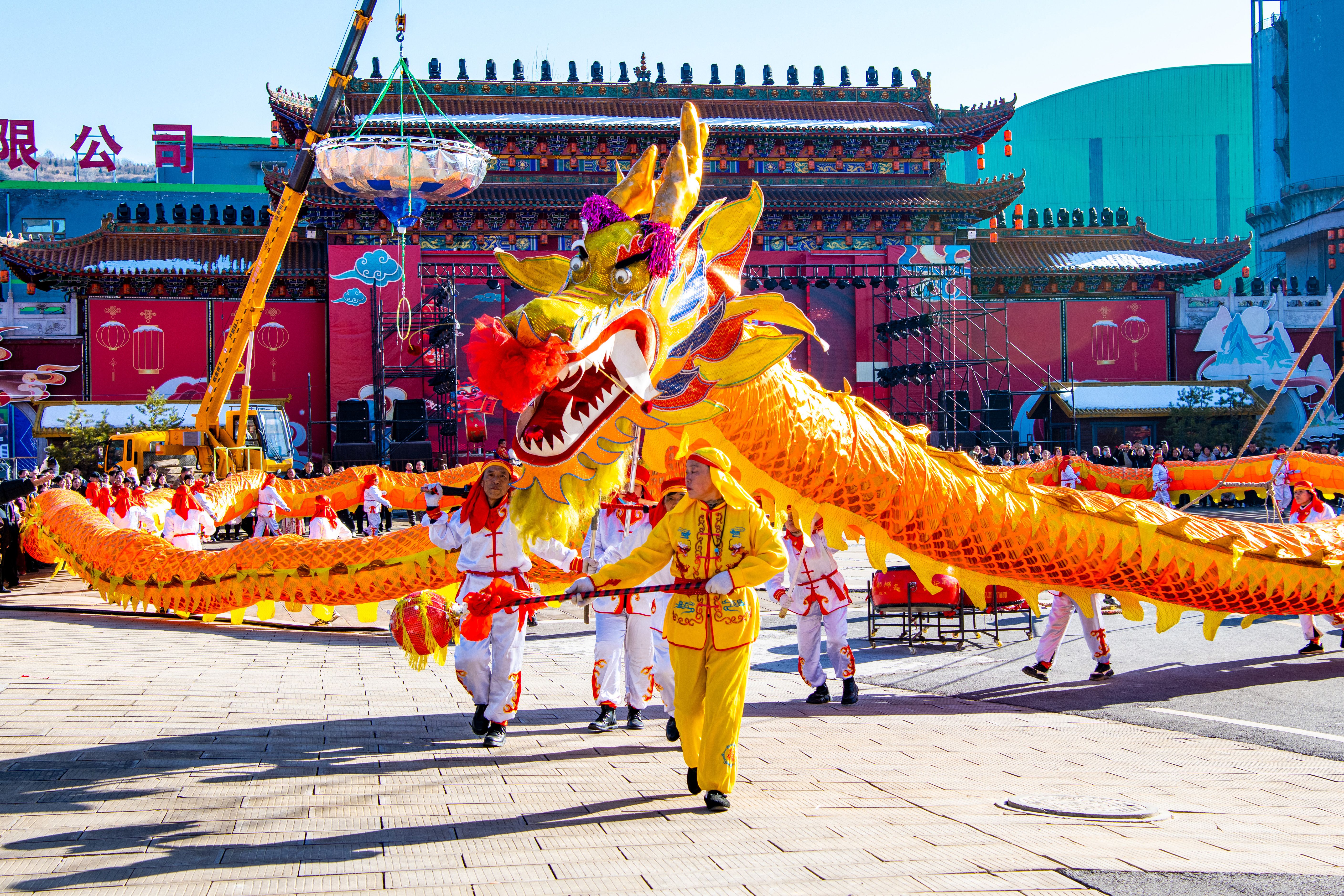 《舞龙》舞龙是中国传统的民间表演艺术形式之一，在山西省长治市振兴小镇的初心广场，村民们正在表演舞龙，以祈求风调雨顺、国泰民安。