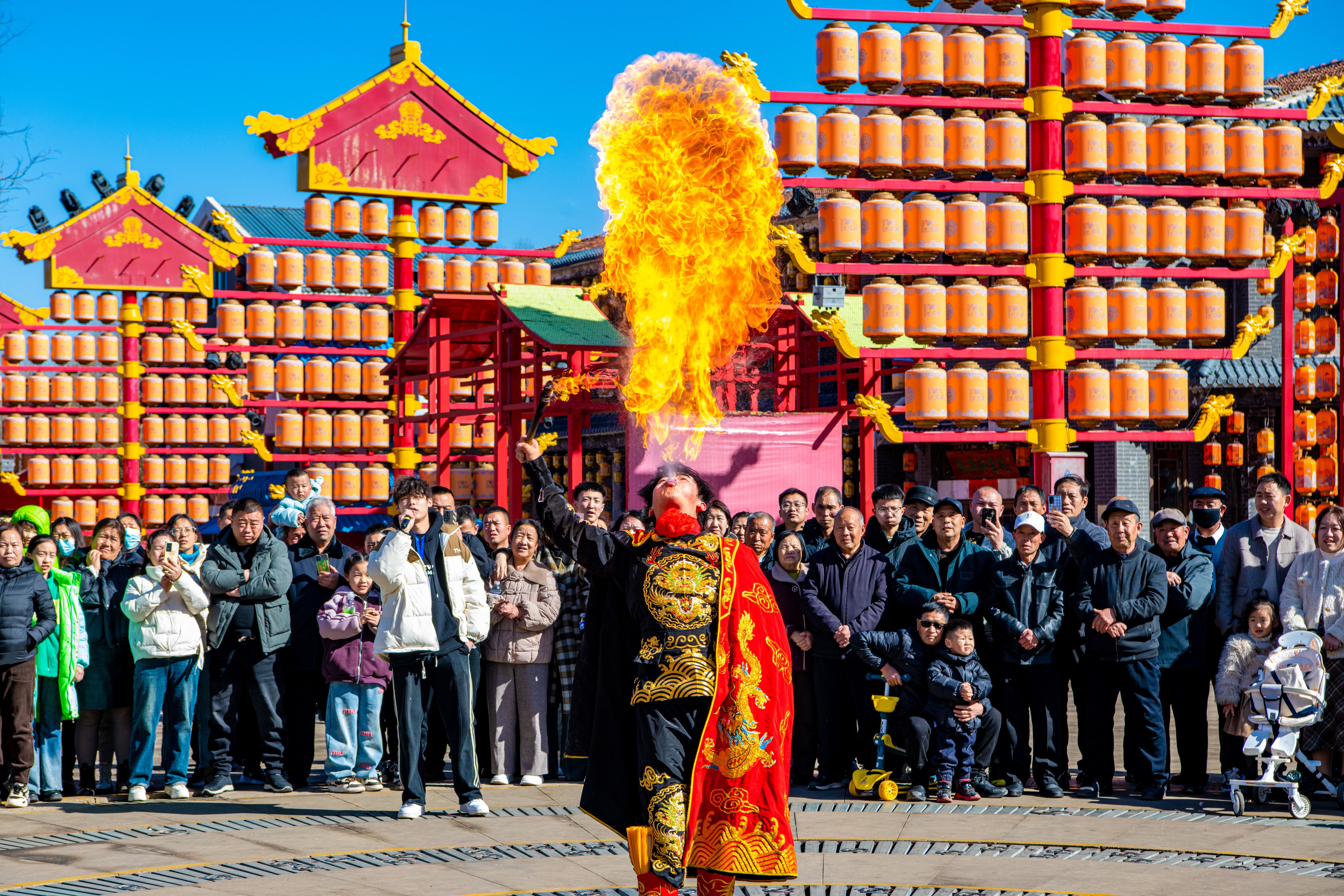《喷火》喷火是一种中国传统民间技艺，表演者通过将燃料喷入空中，然后点燃，形成壮观的火焰效果。这种表演形式给观众带来视觉上的震撼，展示了民间艺人的勇气和技艺。
